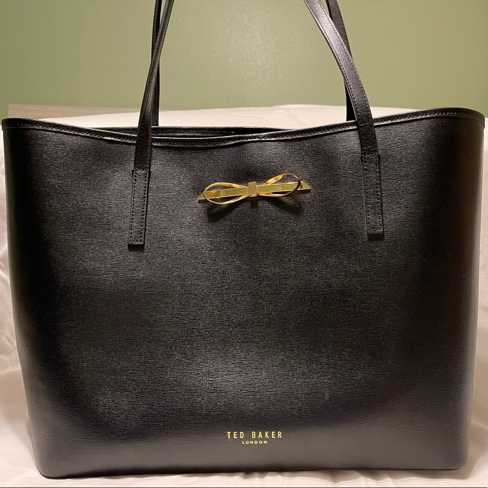 Black shoulder bag